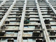 空调外机支架老化严重    “头顶隐患”不容忽视